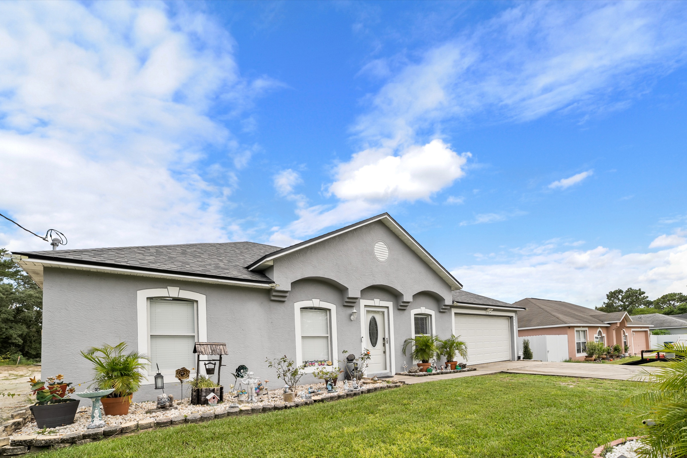 Real estate exterior photography Tampa FL — Florida residential home with curb appeal landscaping